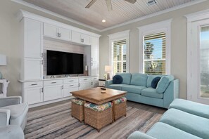 Televisie, boeken en een kantoor