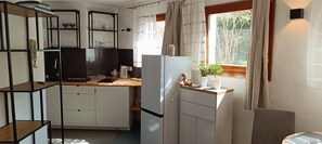 Kühlschrank, Herdplatte, Wasserkocher mit Kaffee-/Teezubehör