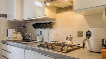 Full-sized fridge, microwave, oven, cookware/dishes/utensils