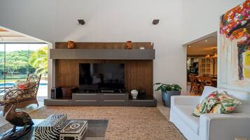 Deluxe House, 4 Bedrooms, Private Pool, Lakeside | Living area