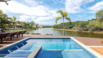 Casa luxo, 4 quartos, piscina particular, ao lado do lago | Piscina | Piscina interna, piscina externa