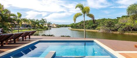 디럭스 하우스, 침실 4개, 전용 수영장, 호숫가 | 수영장 | 실내 수영장, 야외 수영장