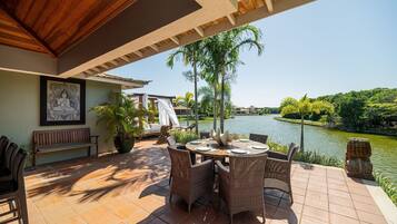 Casa luxo, 4 quartos, piscina particular, ao lado do lago | Opções para refeição ao ar livre