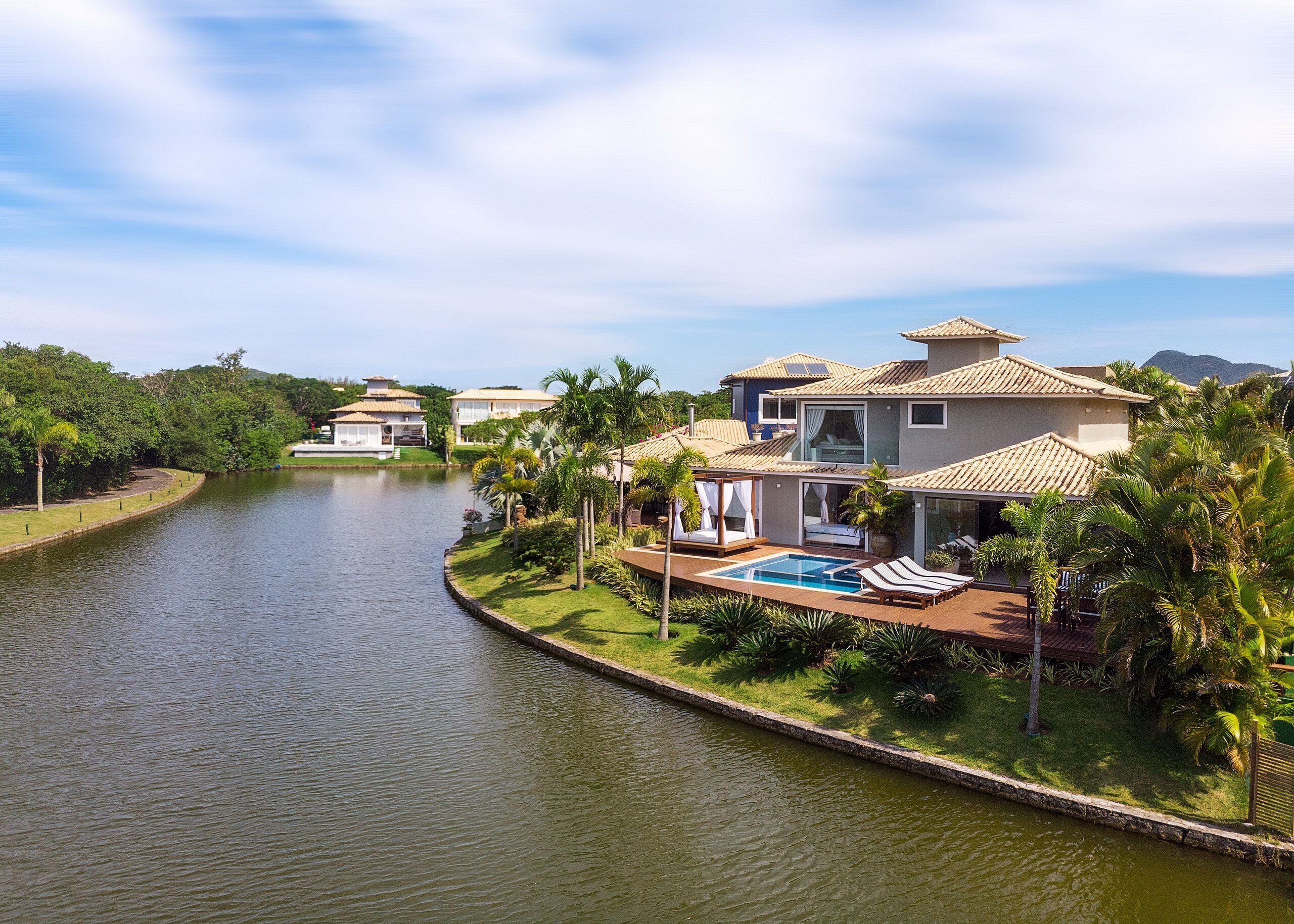 Casa luxo, 4 quartos, piscina particular, ao lado do lago | Fachada