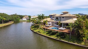 A resort with a swimming pool, multiple villas, and a river. - Bz58 Casa Piscina privativa e vista lago (Buzios)