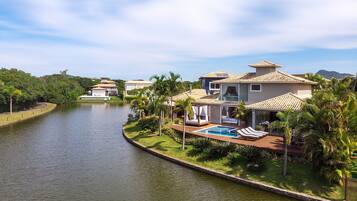 Casa luxo, 4 quartos, piscina particular, ao lado do lago | Fachada