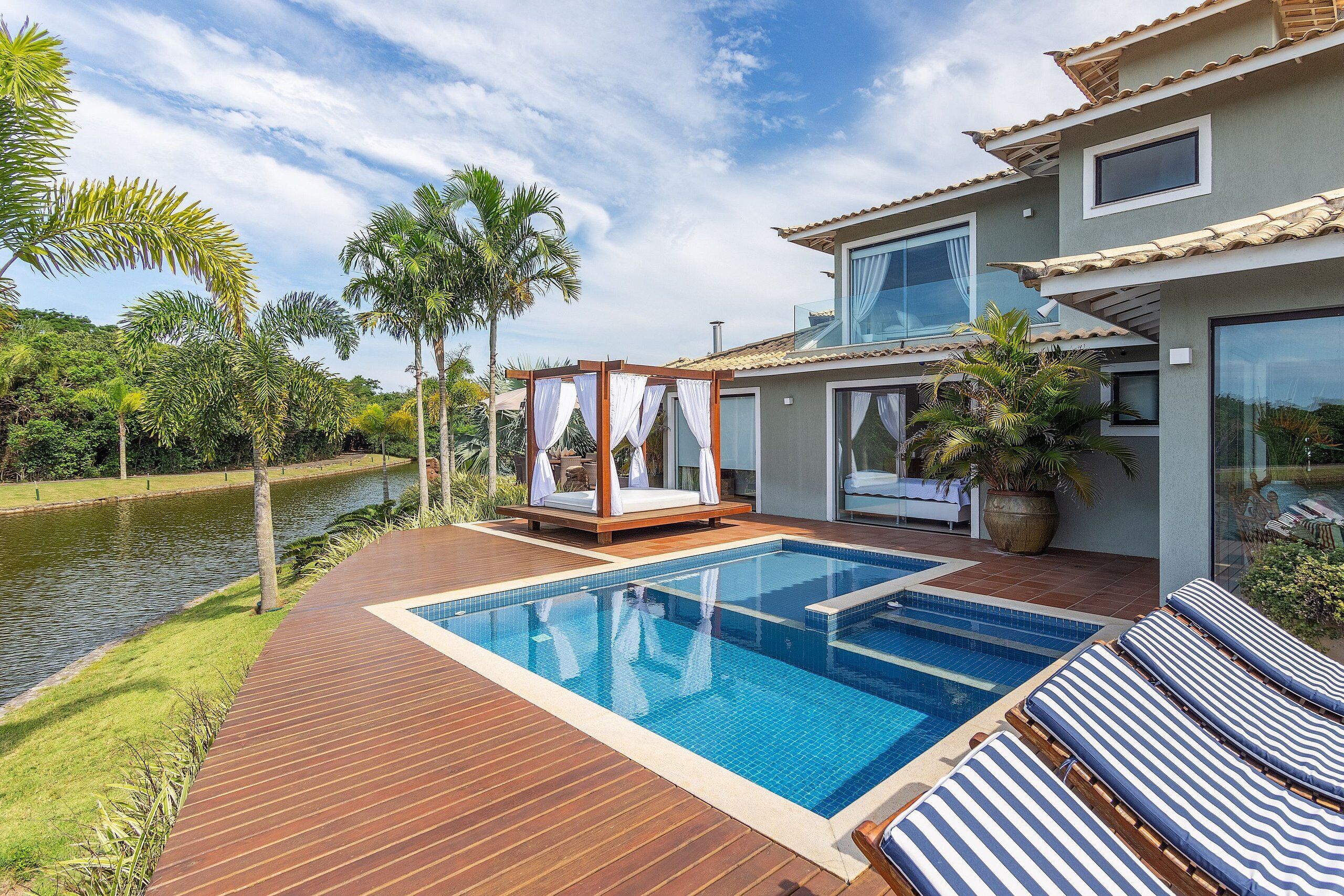 Una piscina techada, una piscina al aire libre