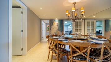 Casa luxo, 4 quartos, piscina particular, ao lado do lago | Opções para refeição