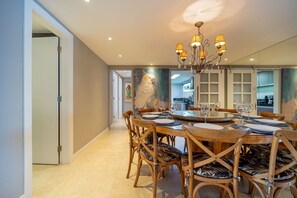 Deluxe House, 4 Bedrooms, Private Pool, Lakeside | Dining