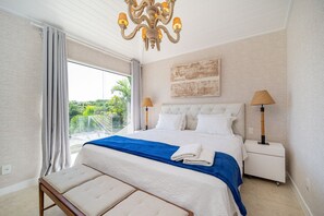 Hus – deluxe, 4 soverom, privat basseng, ved innsjø | 4 soverom, individuelt dekorert og individuelt innredet