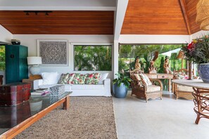 Deluxe House, 4 Bedrooms, Private Pool, Lakeside | Living area - Bz58 Casa Piscina privativa e vista lago (Buzios)