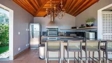 Casa luxo, 4 quartos, piscina particular, ao lado do lago | Cozinha privada | Geladeira, micro-ondas, fogão, cooktop