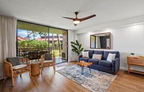 Condo, 1 phòng ngủ | Khu phòng khách | Smart TV 