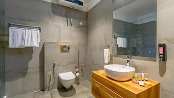 Deluxe Double or Twin Room, Hill View | Bathroom | Free toiletries, hair dryer, towels, soap
