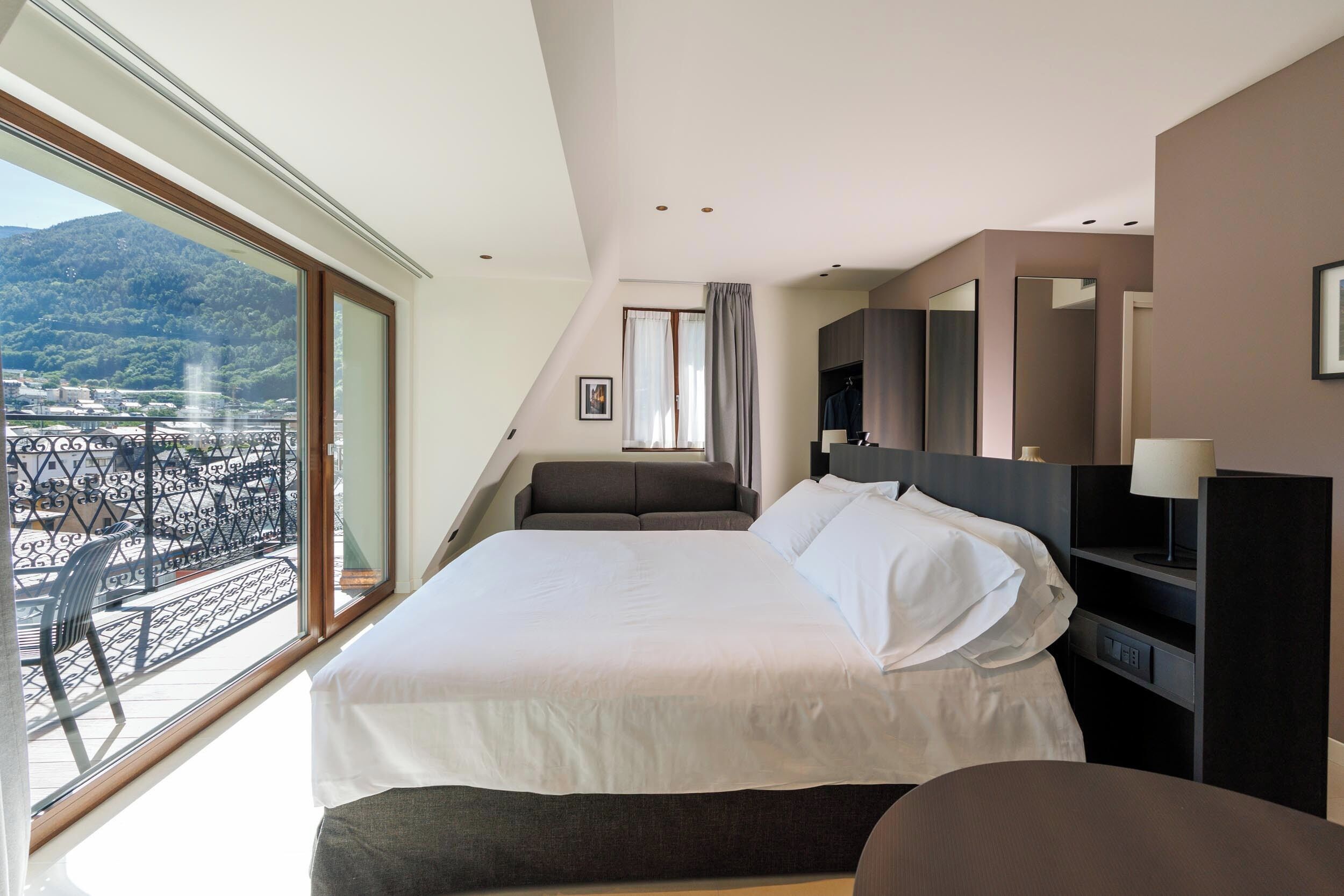 Kamar Double Deluks, balkon, pemandangan kota | Brankas, kedap suara, setrika/meja setrika, dan Wi-Fi gratis