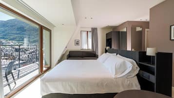 Deluxe-Doppelzimmer, Balkon, Stadtblick | Zimmersafe, schallisolierte Zimmer, Bügeleisen/Bügelbrett