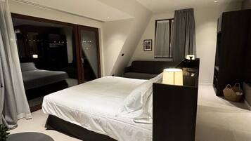 Deluxe-Doppelzimmer, Stadtblick, Bergseite | Zimmersafe, schallisolierte Zimmer, Bügeleisen/Bügelbrett
