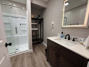 Een douche, een haardroger, handdoeken