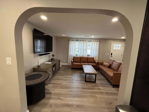 TV, books, offices - Updated home connected to Veterans Memorial Park (Cincinnati)