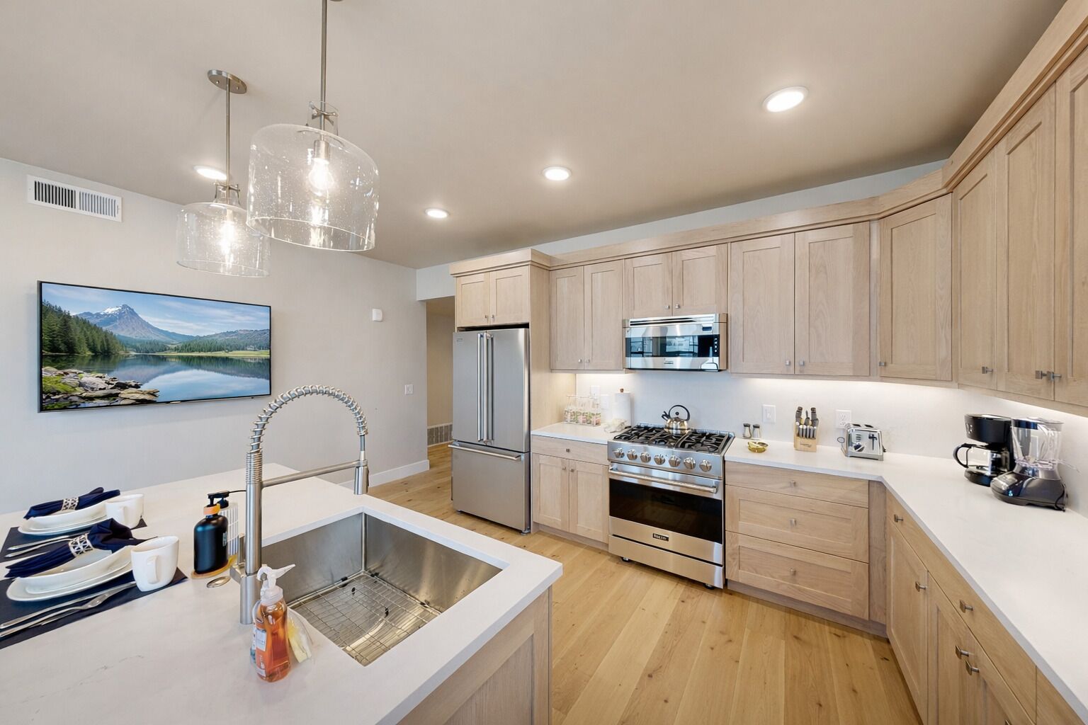Condo, 3 Bedrooms | Private kitchen | Fridge, oven, coffee/tea maker, electric kettle