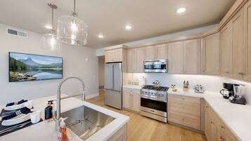Condo, 3 Bedrooms | Private kitchen | Fridge, oven, coffee/tea maker, electric kettle