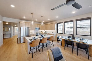 Condo, 3 Bedrooms | Private kitchen | Fridge, oven, coffee/tea maker, electric kettle - Flying Moose At Helling Circle 101 3 Bedroom Condo (Heber City)