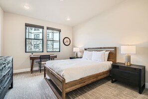 Leilighet, 3 soverom | 3 soverom, skrivebord for bærbar PC og strykejern/-brett