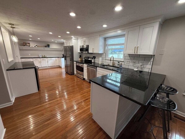 Fridge, microwave, oven, stovetop - Best in show. Pool. Bar. Pool Table. Basketball. (Cincinnati)