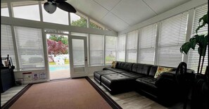 TV, books, offices - Best in show. Pool. Bar. Pool Table. Basketball. (Cincinnati)