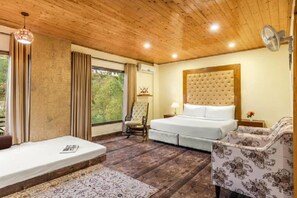 Dobbeltrom – familie, dalutsikt | Minibar, skrivebord, skrivebord for bærbar PC og lydisolert