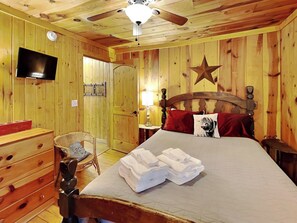 4 bedrooms, iron/ironing board, internet, bed sheets - Jackalope | Great Views, Hot Tub, Near Grindstone (Ruidoso)