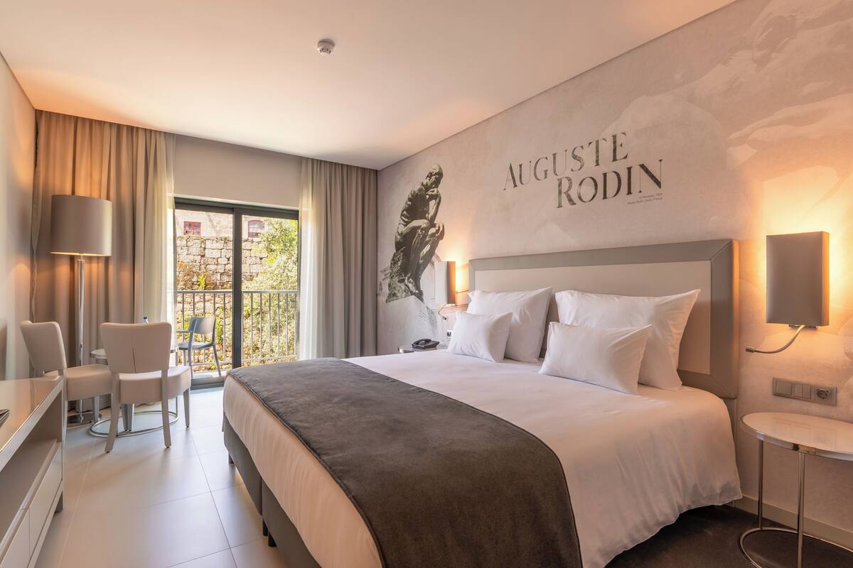 Een minibar, een kluis op de kamer, gratis wifi, beddengoed