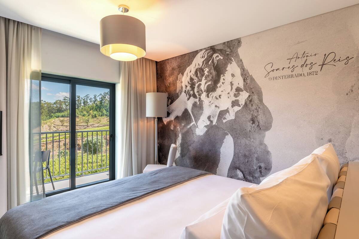 Een minibar, een kluis op de kamer, gratis wifi, beddengoed