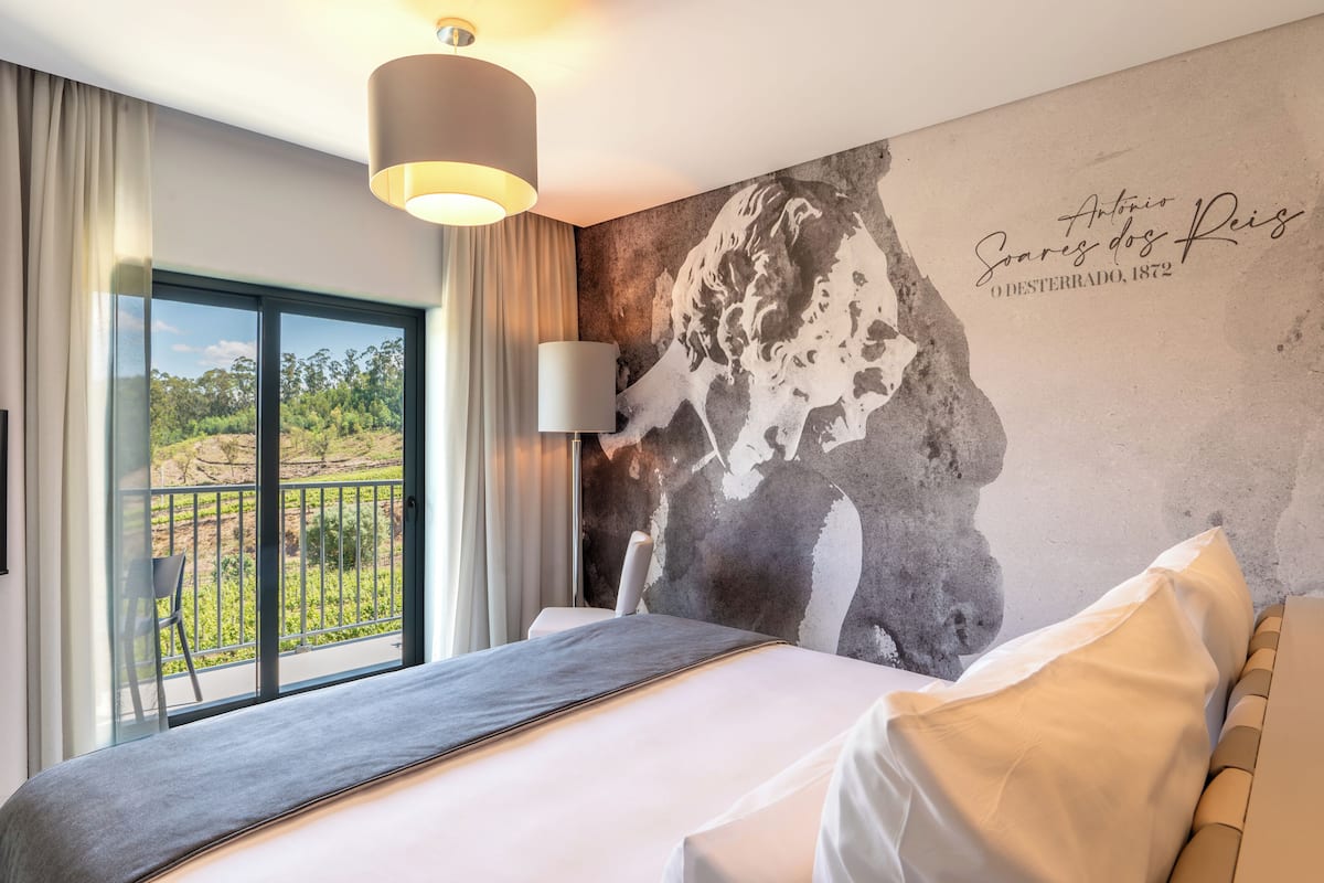 Een minibar, een kluis op de kamer, gratis wifi, beddengoed