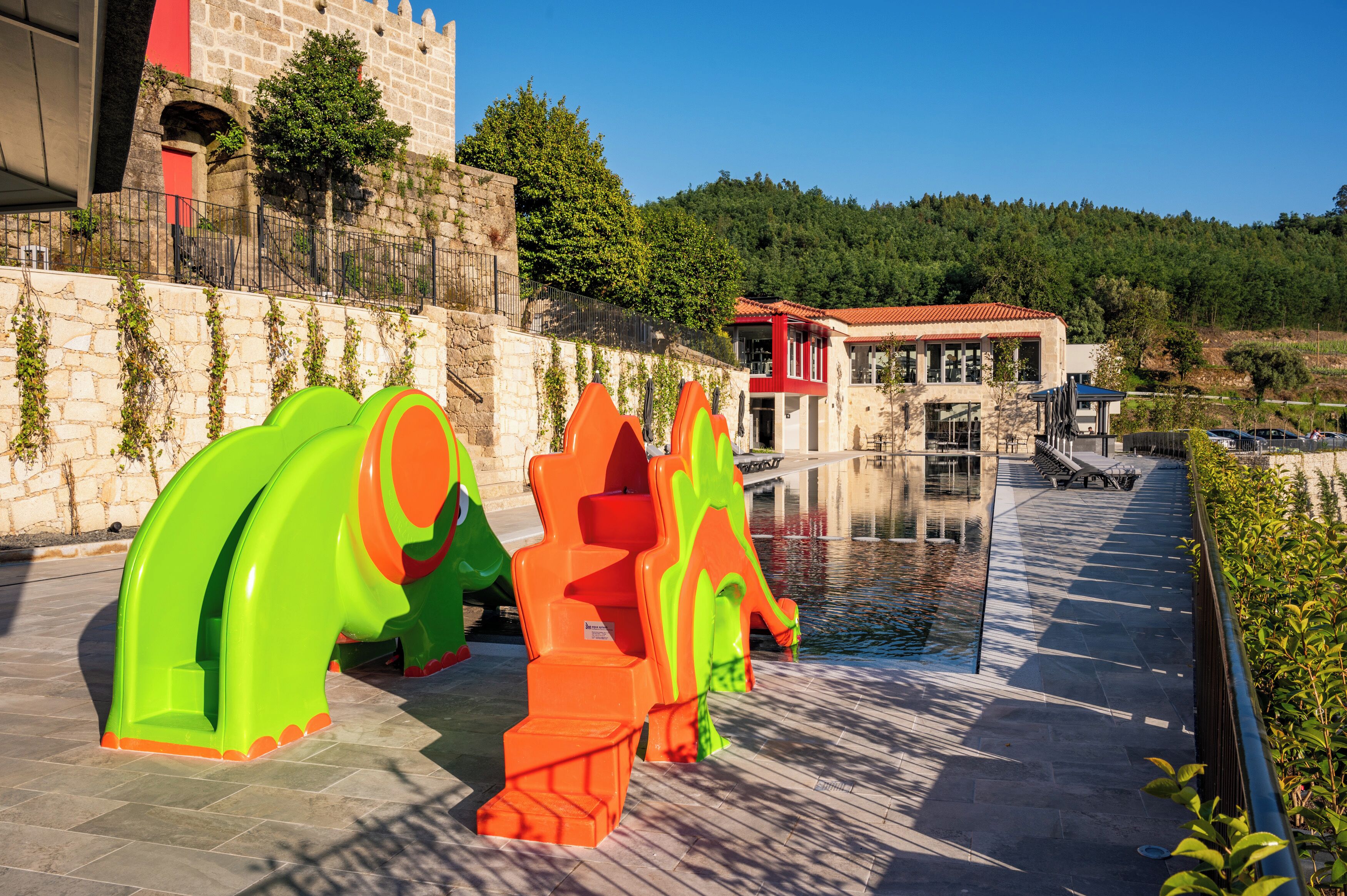 Alberca techada y alberca al aire libre