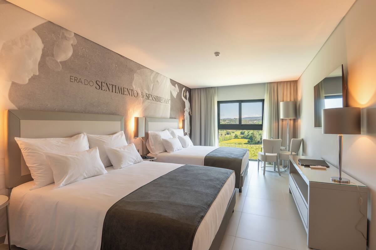 Een minibar, een kluis op de kamer, gratis wifi, beddengoed