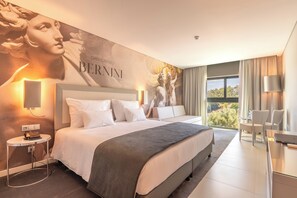 迷你吧、客房内保险箱、免费 WiFi、床单