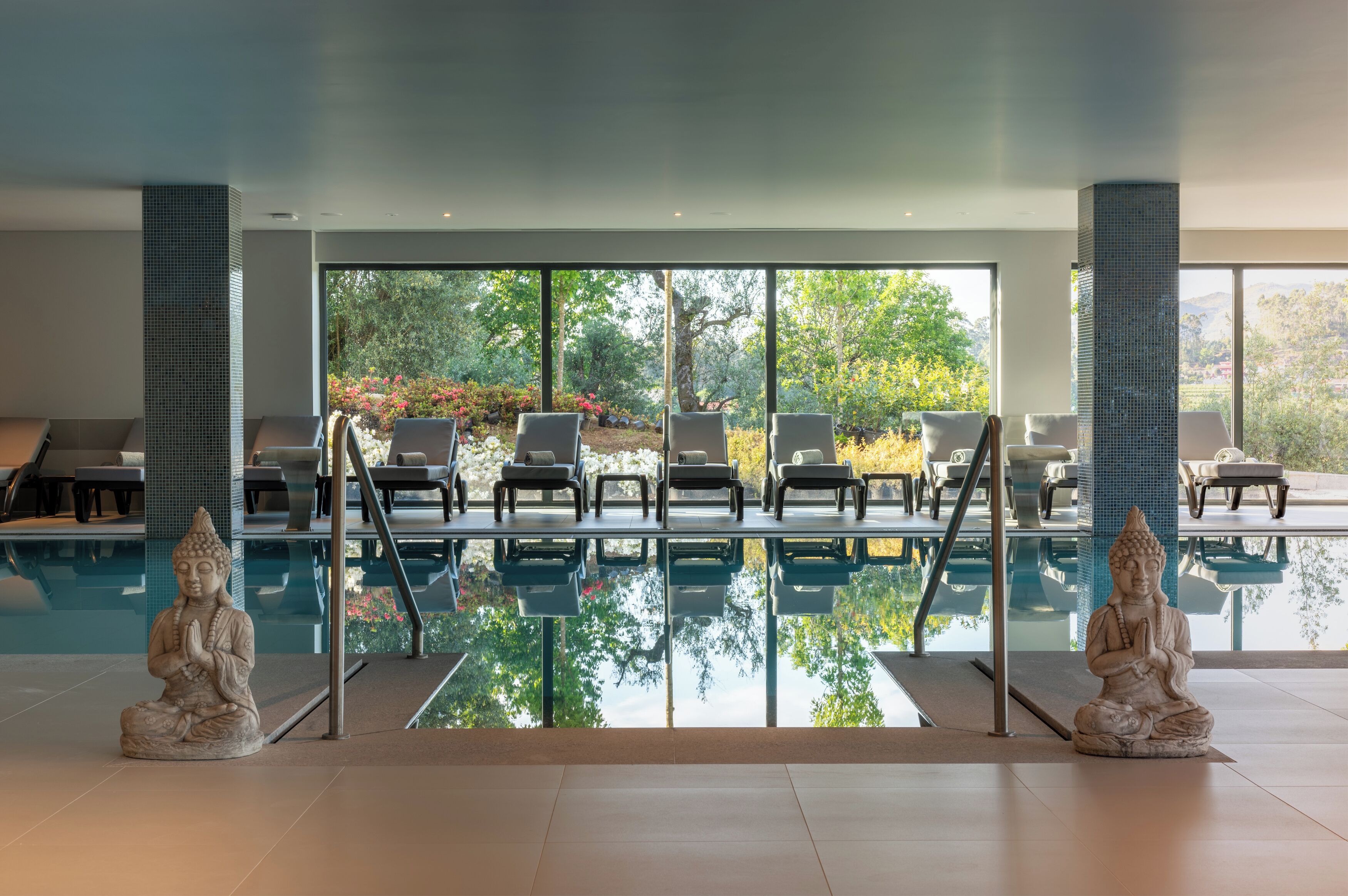 Una piscina cubierta, una piscina al aire libre