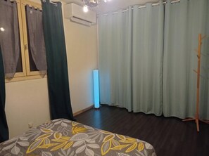 3 Schlafzimmer, Schreibtisch, Bügeleisen/Bügelbrett, Reisekinderbett