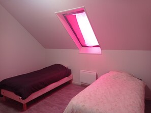 3 habitaciones, escritorio, tabla de planchar con plancha y wifi gratis 