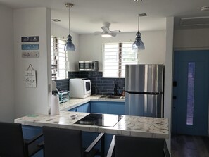 Kjøleskap, mikrobølgeovn, ovn og kokeplater