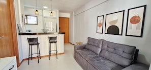 Standard Apartment | Living area | 40-inch Smart TV with digital channels, Netflix, streaming services - COGRA0102 - Edifício Graça Prime (Salvador)