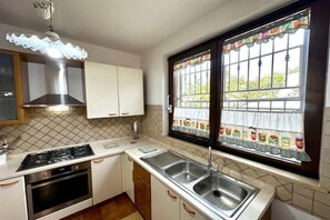 Jääkaappi, mikroaaltouuni, uuni, liesi