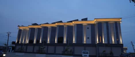 Un edificio moderno con fachada simétrica, amplias ventanas y techo plano.