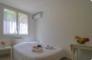 1 slaapkamer, een strijkplank/strijkijzer, wifi, beddengoed