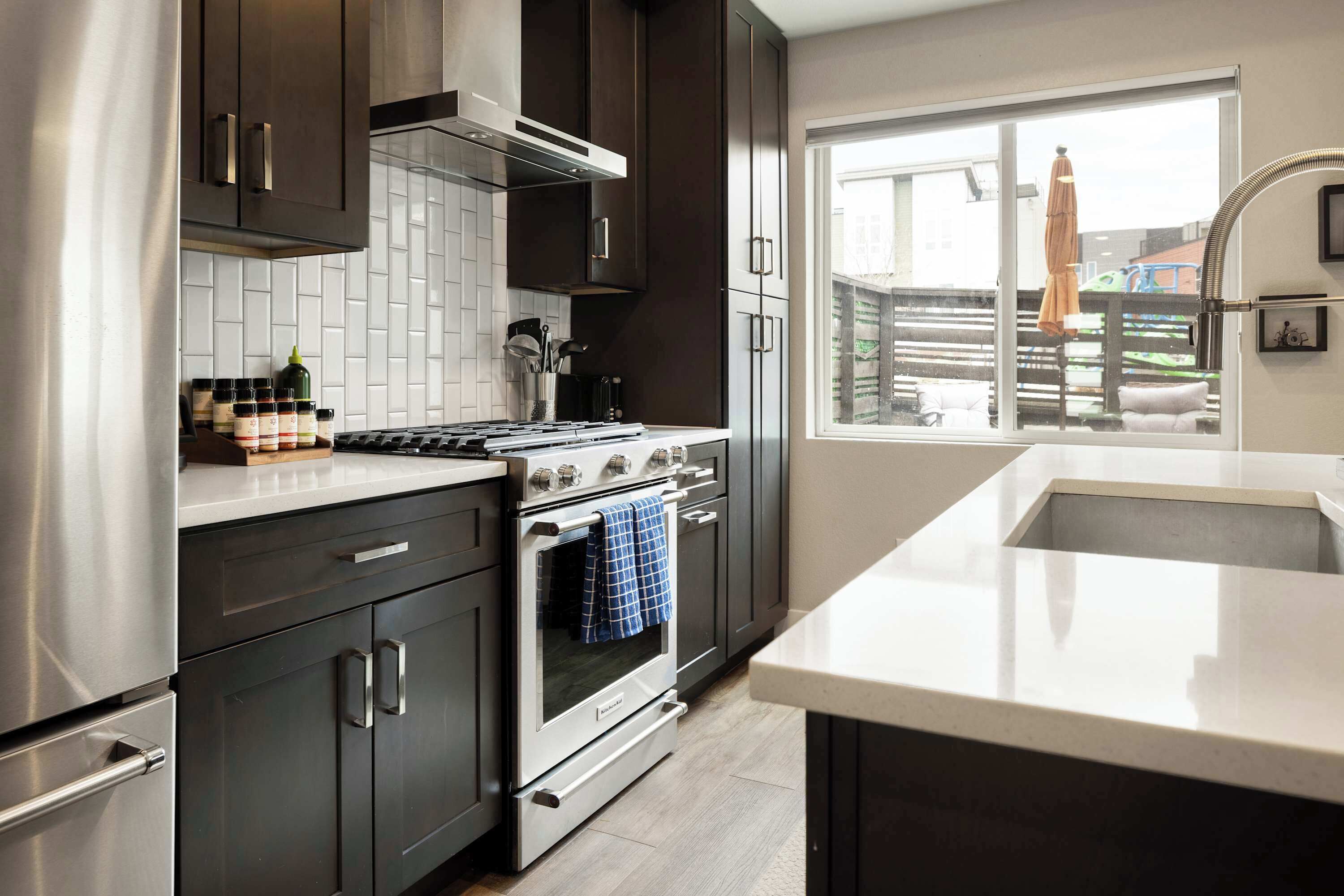 雪櫃、微波爐、焗爐、爐具