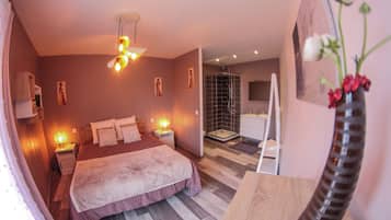 Quarto básico, vista para o jardim | Ferros/tábuas de passar roupa, Wi-Fi de cortesia, roupa de cama