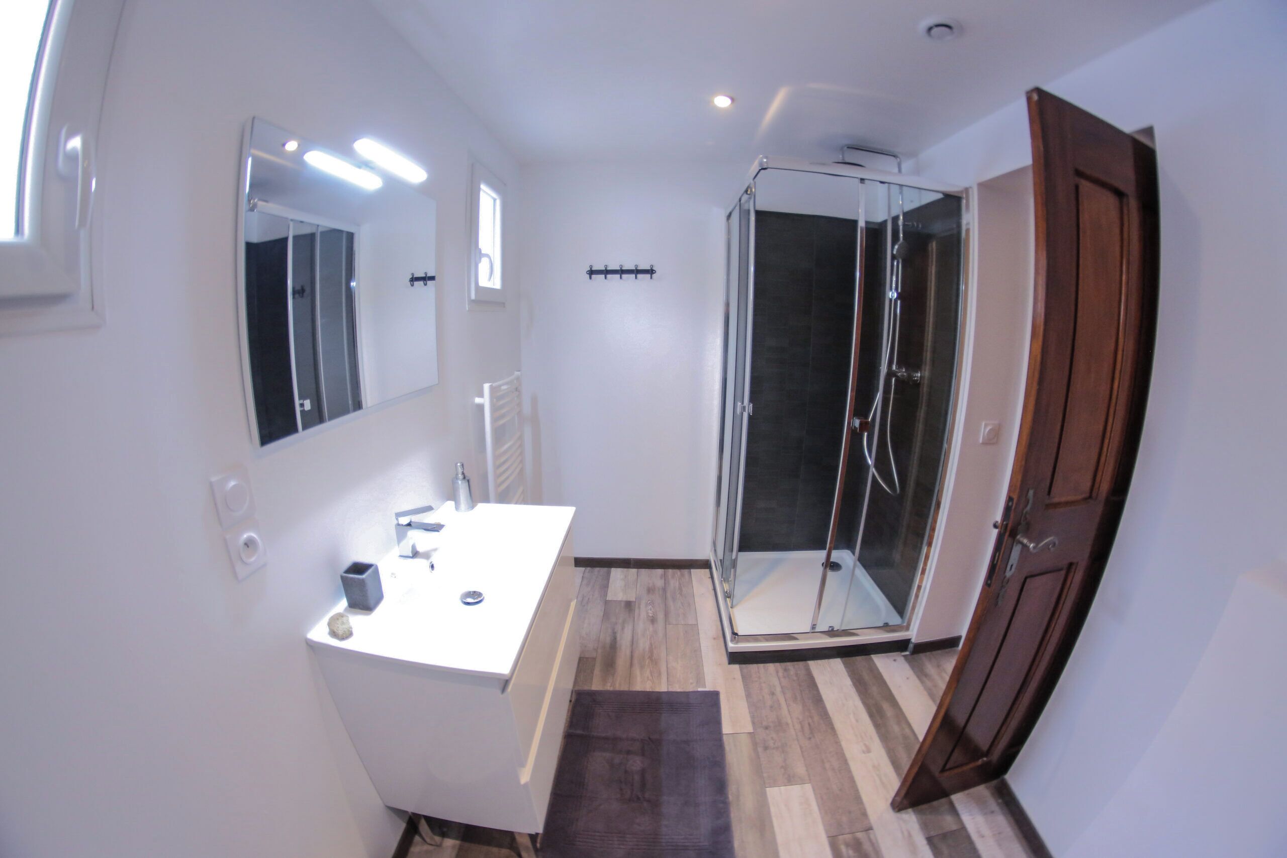 Rom – classic, balkong, hageutsikt | Bad | Hårføner, håndklær, såpe og toalettpapir