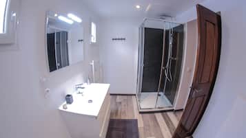 Classic-Zimmer, Balkon, Gartenblick | Badezimmer | Haartrockner, Handtücher, Seife, Toilettenpapier