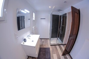 Klassieke kamer, balkon, uitzicht op tuin | Badkamer | Een haardroger, handdoeken, zeep, toiletpapier